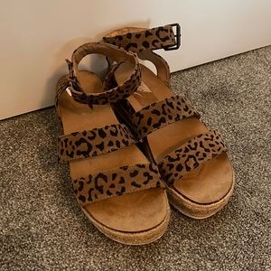 Universal Threads Platform. Size 11